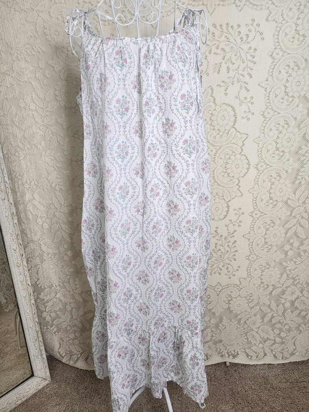 Women’s White Floral Maxi Dress